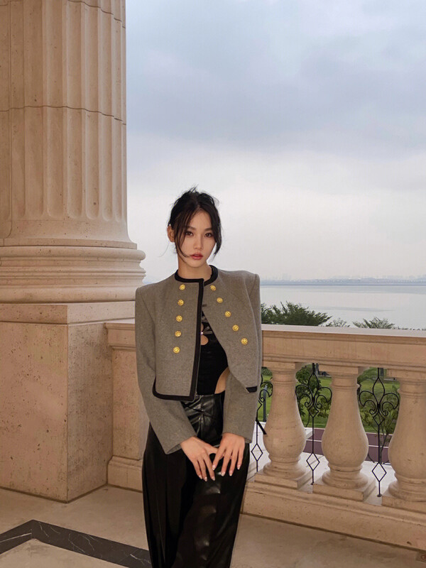 [ALLA EMELIA] Niche design high-definition style small fragrance gray button short jacket S2370