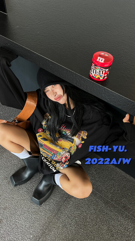 [FISH YU] Retro racing print fun M bean three-dimensional Velcro doll sweater (with M bean Velcro) 22567