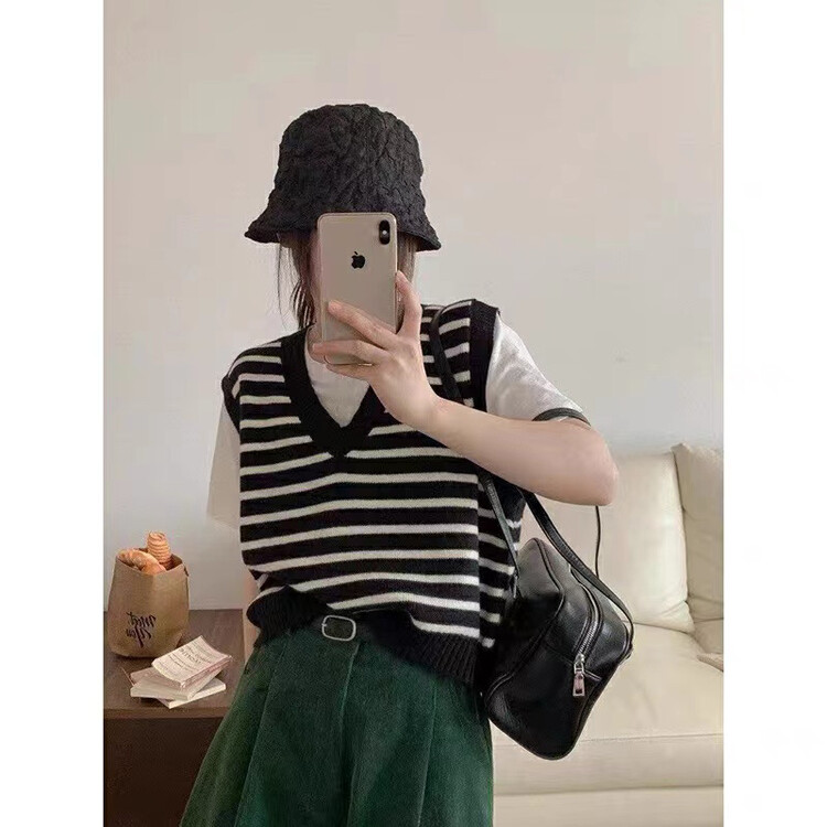 New in Autumn! [Fire Music] V-neck striped thin sleeveless vest vest folded college style vest 689-6# WTT