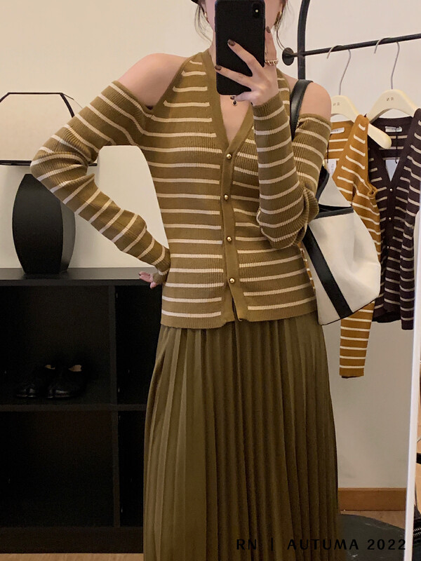 New in autumn!【R N】Little woman V-neck striped off-the-shoulder sweater 82195# L
