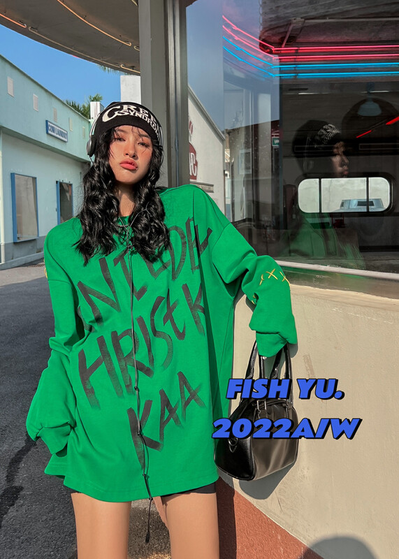 【FISH YU】English alphabet hand-painted handmade irregular stitching design sweater 22396