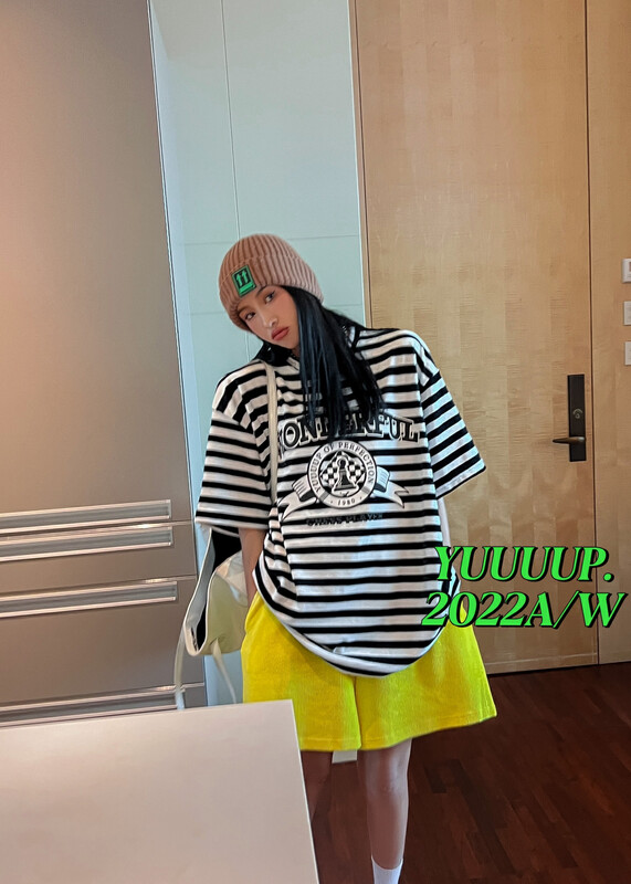 [FISH YU] Checkerboard chess flocking foam printing striped velvet short-sleeved T-shirt 622531