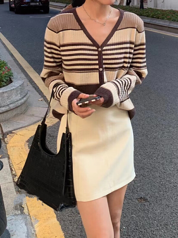 Autumn is new! [Fire Music] Korean stripe contrast knitted cardigan 7006# WTT