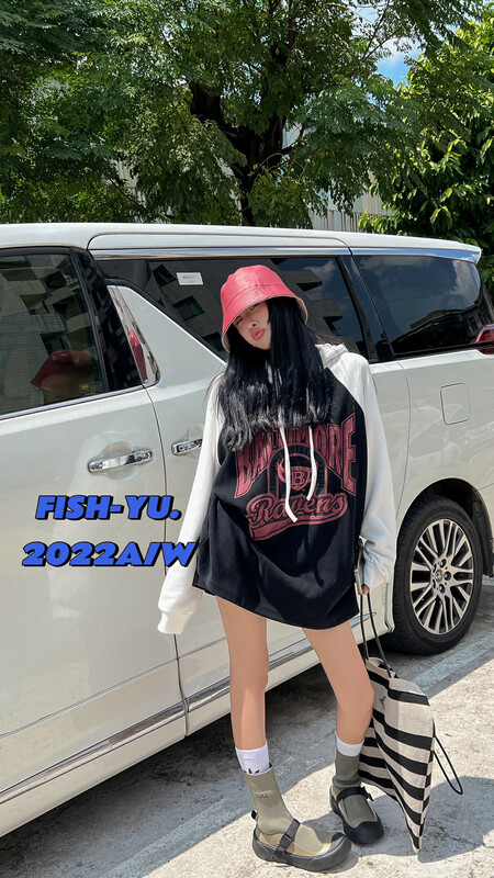 [FISH YU] American retro English alphabet foam printing contrast color raglan sleeve hooded sweater 22600