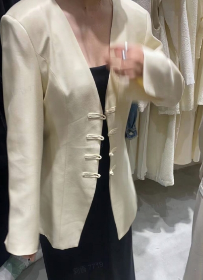 New in early autumn! [SEASONS] V-neck buckle design short coat 66115# XYJ