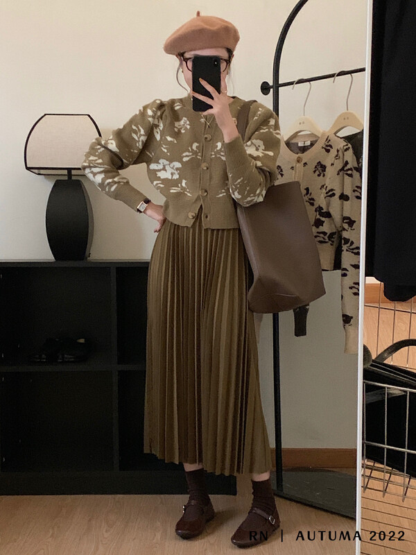 New in autumn! [R N] Korean version of the loose all-match round neck retro sweet and foreign ink painting knitted cardigan 82899# L
