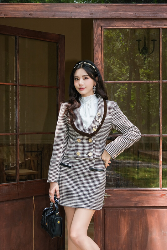 [ALLA EMELIA] Niche design chocolate velvet stitching houndstooth suit half body set with brooch T2208A