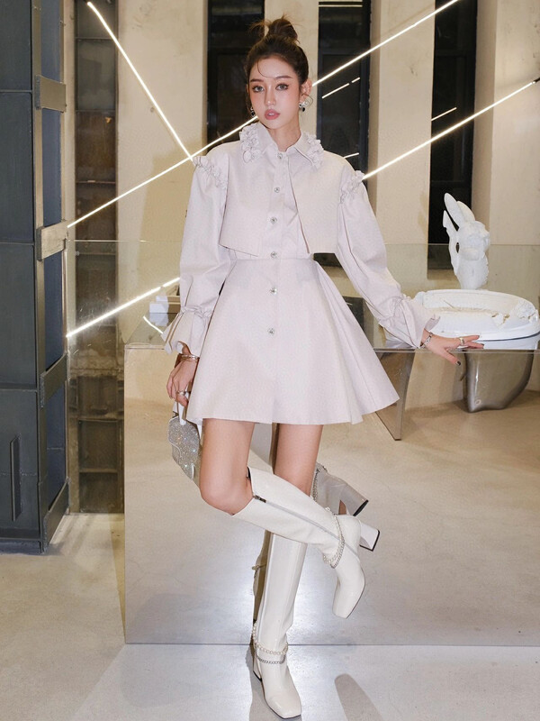 [ALLA EMELIA] Niche Haute Couture Heavy Industry Apricot-colored Windbreaker Nail Drill A-Type Trumpet Sleeve Windbreaker L2087