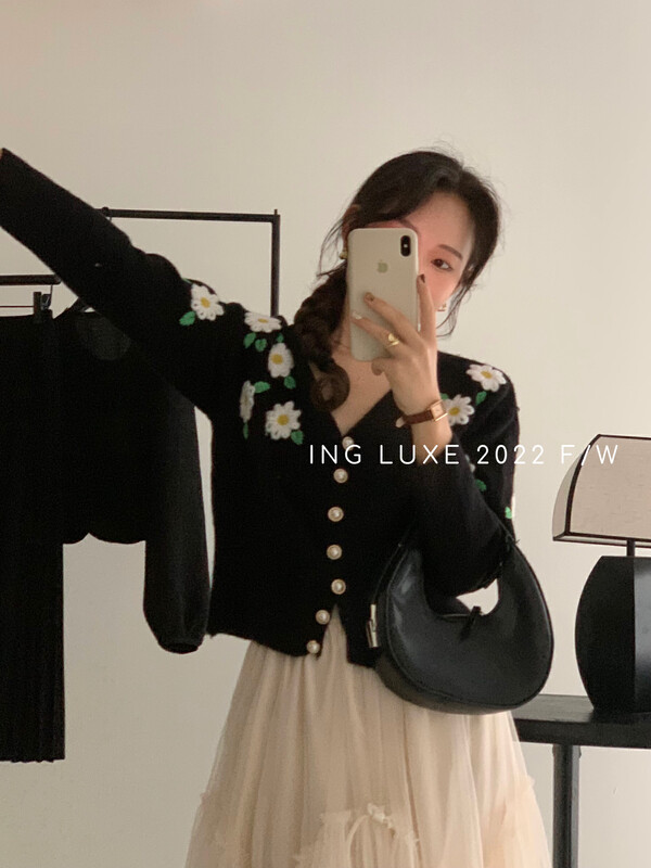 [ING] Retro V-neck embroidered three-dimensional flower sweater w3772