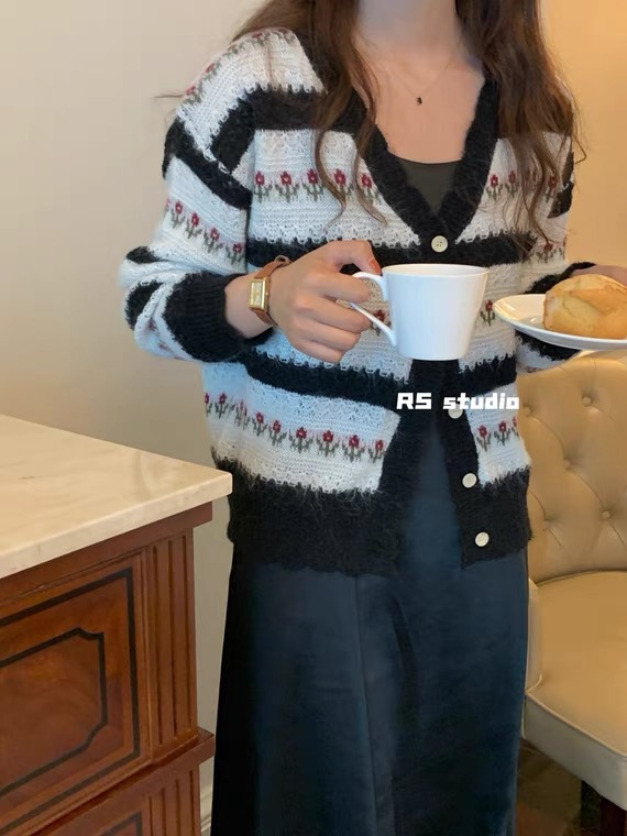 New in autumn! [SUSAN] Korean striped V-neck printed knitted cardigan 81717# LSW
