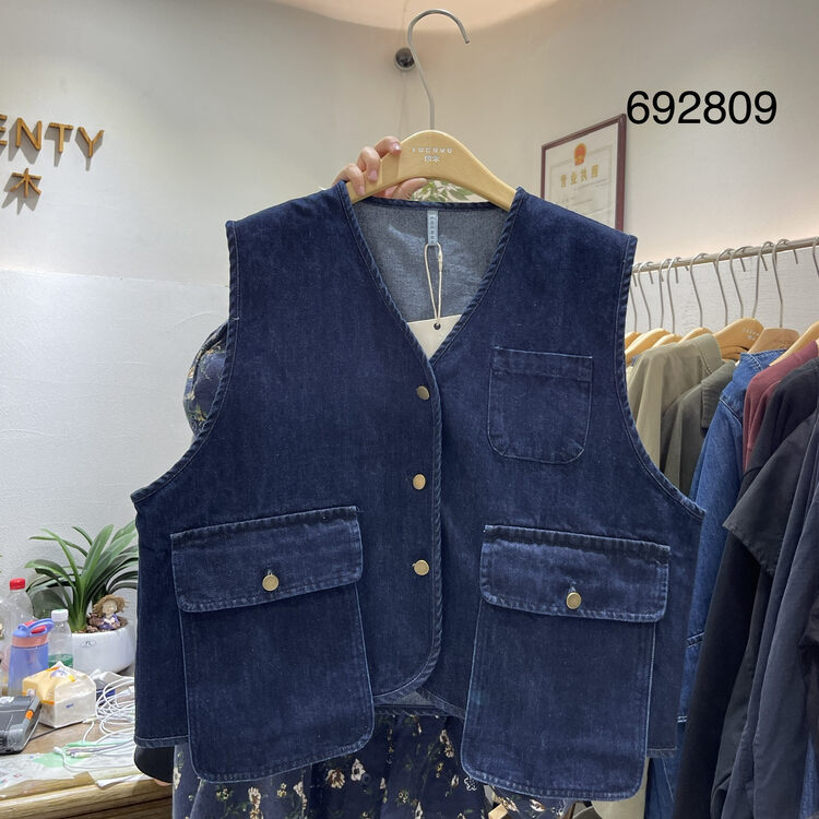 New in autumn! [TWENTY printed wood] sleeveless single-breasted comfortable vest 682809# L