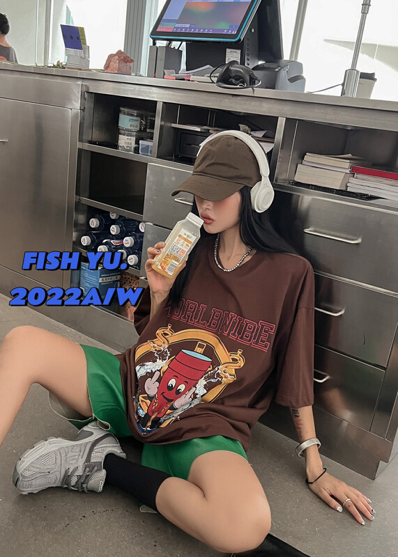 【FISH YU】American retro beverage bottle printing thickened brushed short-sleeved T-shirt 22565# CQW