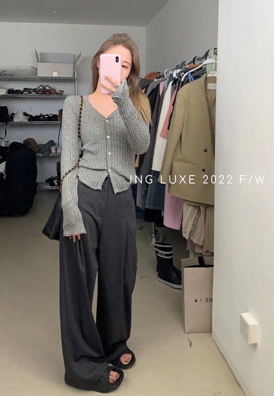 【ING】Korean V-Neck Shell Button Skin-Friendly Knit Sweater w3740
