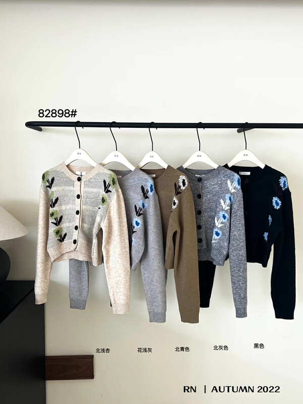 New in autumn! [R N] Korean version round neck loose all-match small flower design knitted cardigan 82898# L