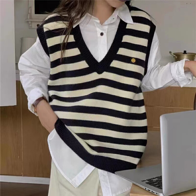 New in autumn! [Fire Music] College style striped knitted age-reducing all-match slim V-neck folded pullover vest 1373# WTT