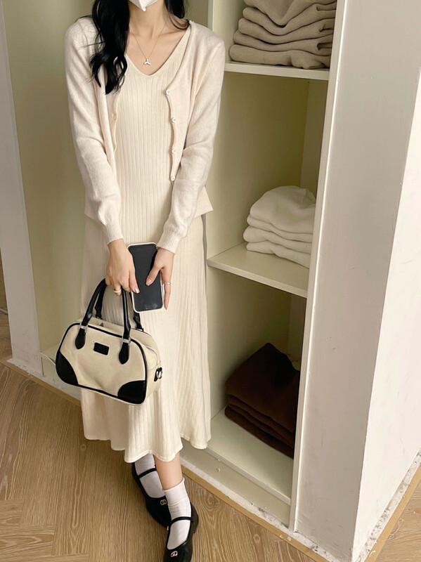 New in autumn! [Fire Music] Korean version of solid color V-neck knitted mid-length dress 7005# WTT