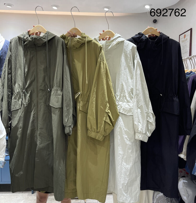 New in autumn! [TWENTY printed wood] slim, loose and comfortable windbreaker 692762# L