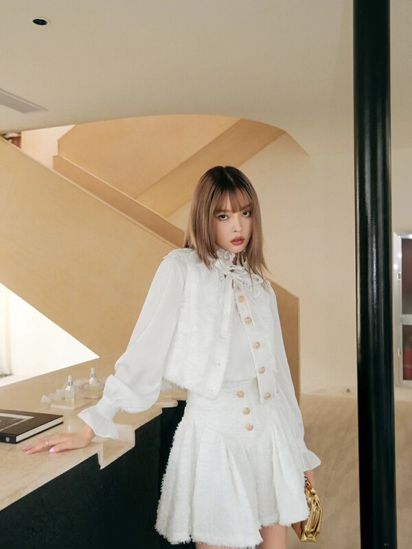 [ALALA EMELIA] Niche high-definition small fragrance white vest half skirt suit T2350