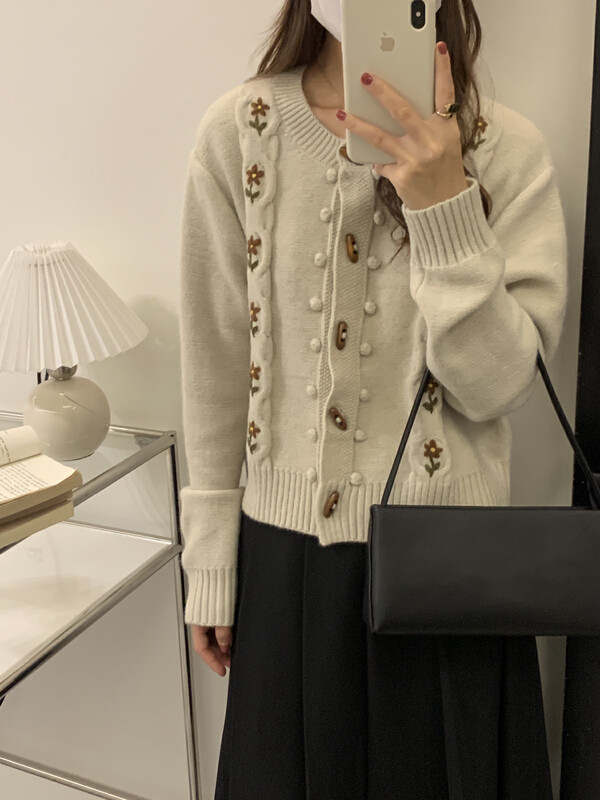 New in autumn! [SUSAN] Korean flower horn button knitted cardigan YS1-91002# LSW