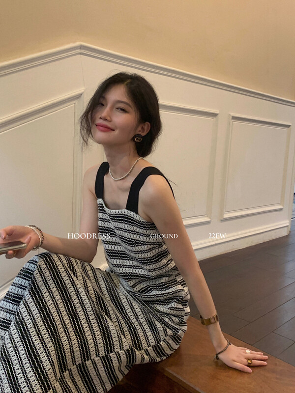 Autumn is new! [Fire HOODRESS] Black and white striped slim suspender dress 22403# JHY