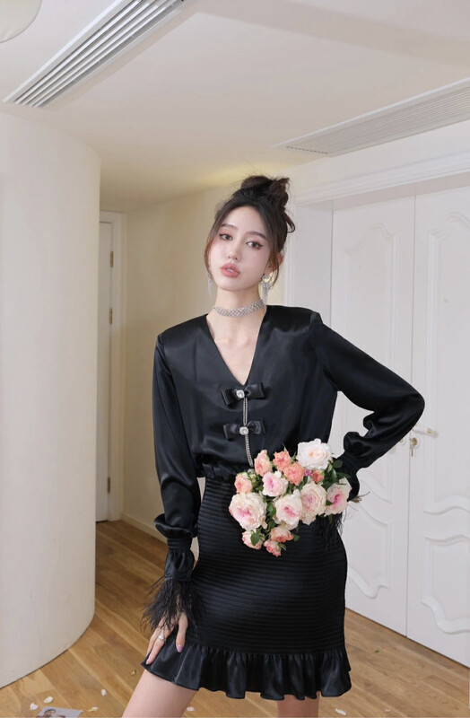 【ALALA EMELIA】Light luxury niche V-neck satin silky design flared sleeves stitched feather dress (with brooch) YS1-L1906# JHY