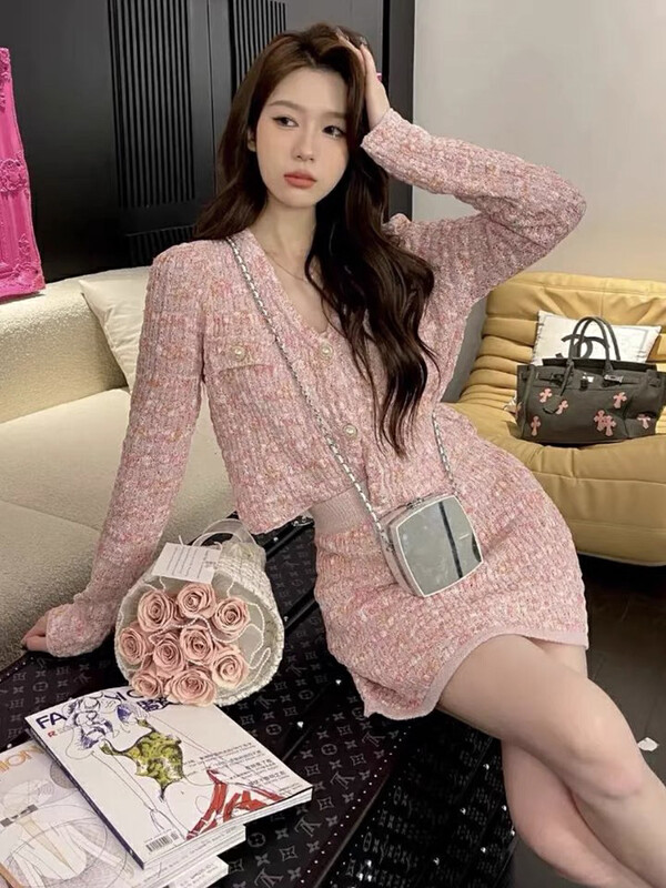 Autumn is new!【L.L STUDIO】Xiaoxiangfeng V-neck buttoned knitted cardigan + hip skirt suit 77945# PCZ