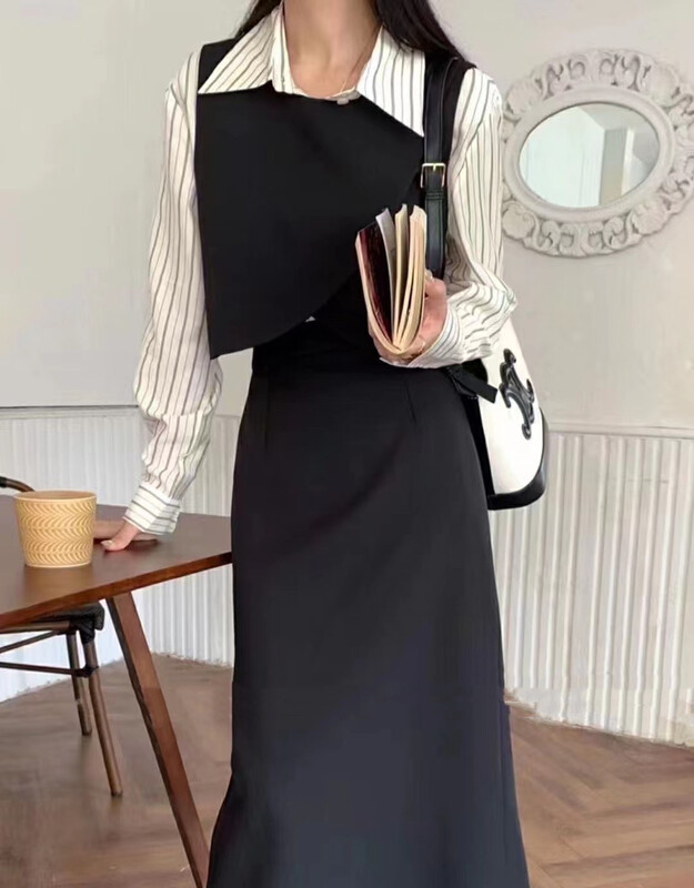 Autumn is new! [JH] Net red Xiaoxiang vest + striped shirt + slim skirt suit (with brooch) 42801# PCZ