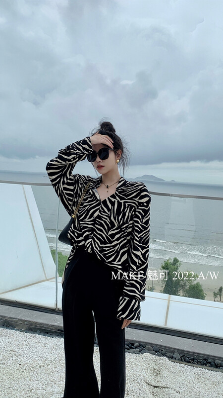 Original price 66.55! New in early autumn! [MAKE Charm] zebra print shirt with back button and slit 3351# OZQ