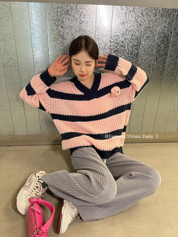 [FEI MAO] Bear 3D V-neck French Contrast Stripe Lazy Wind Loose Sweater Z-3135