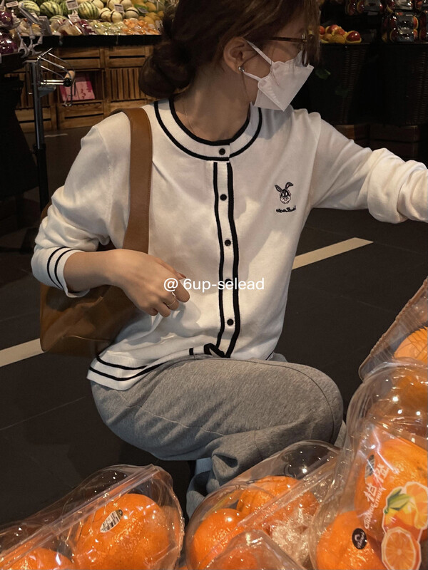 Autumn is new! [6-UP] Korean version of the contrast color stitching knitted cardigan short jacket 69081# CQW