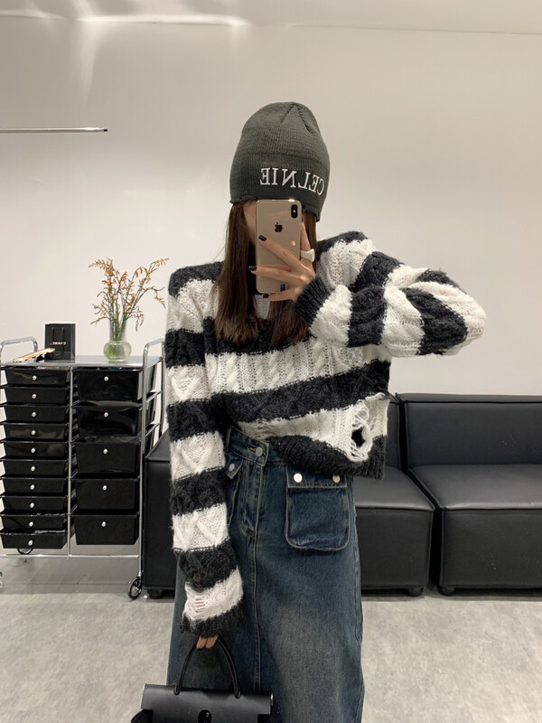 New in autumn! [VANESSA] Twisted hole striped warm sweater 6850# OZQ