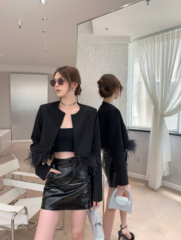 [ALALA EMELIA] Niche Haute Couture Fur Stitching Hem Round Neck Heavy Industry Short Jacket S2376