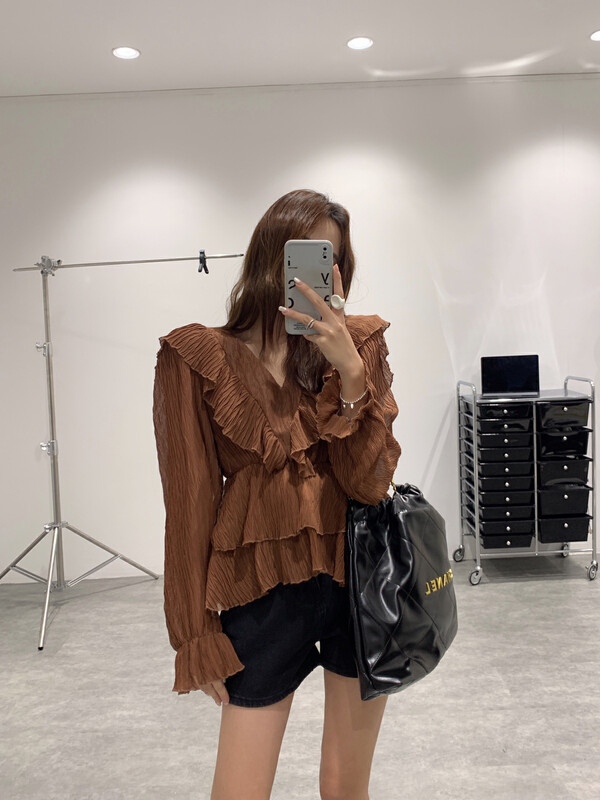 New in early autumn! [VANESSA] Solid color ruffled loose V-neck shirt 6629# OZQ
