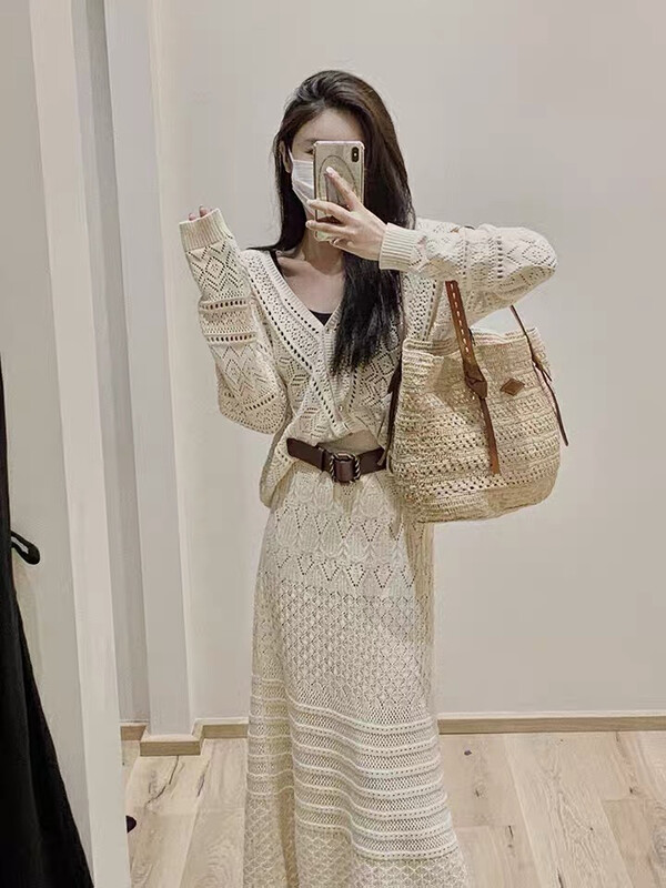 Autumn is new! [L.L STUDIO] V-neck loose temperament knitted cardigan + elastic high-waist skirt suit (with belt) 78060# PCZ