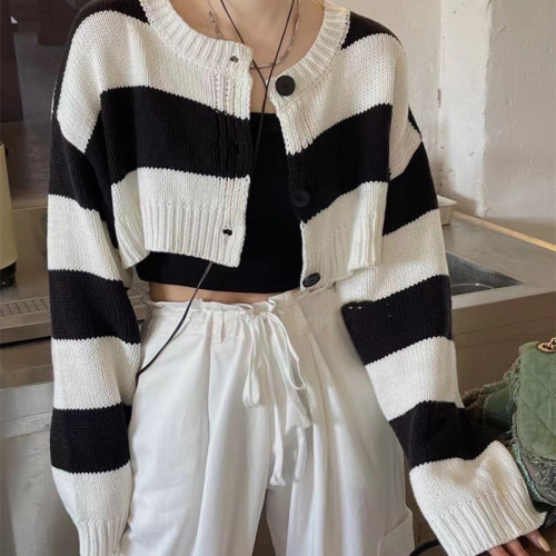 2022 early autumn new retro gentle style round neck loose short striped sweater women's thin sweater for outer wear