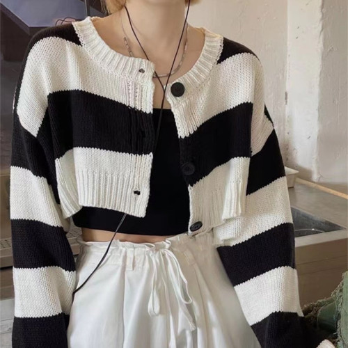 2022 early autumn new retro gentle style round neck loose short striped sweater women's thin sweater for outer wear