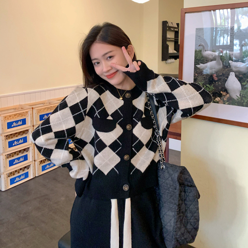  autumn new Korean version of the retro simple round neck contrast color diamond long-sleeved knitted cardigan jacket women's black