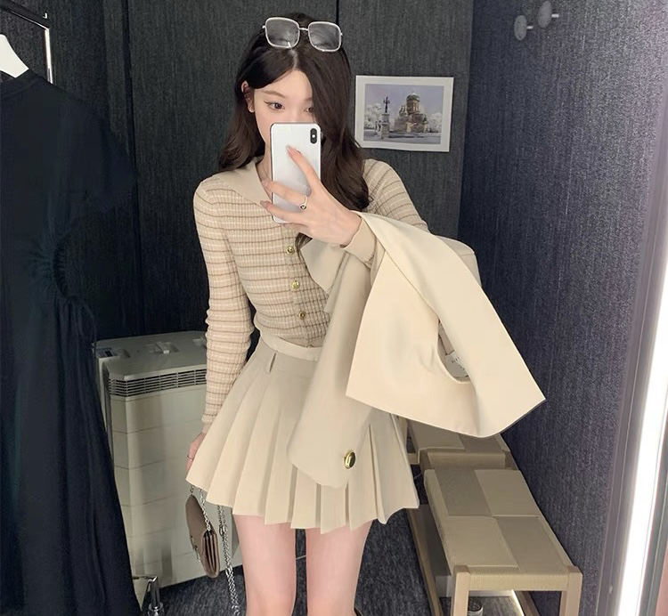 New in autumn! [Amanda] Contrast color striped large lapel slim short knitted sweater 5200# PCZ