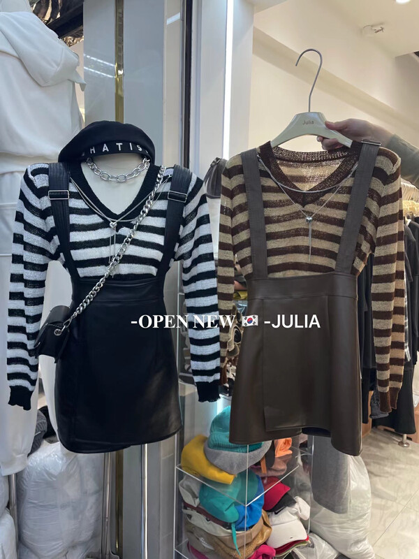 New in autumn! [JULIA] V-neck striped long-sleeved sweater (with chain) 1198# PCZ