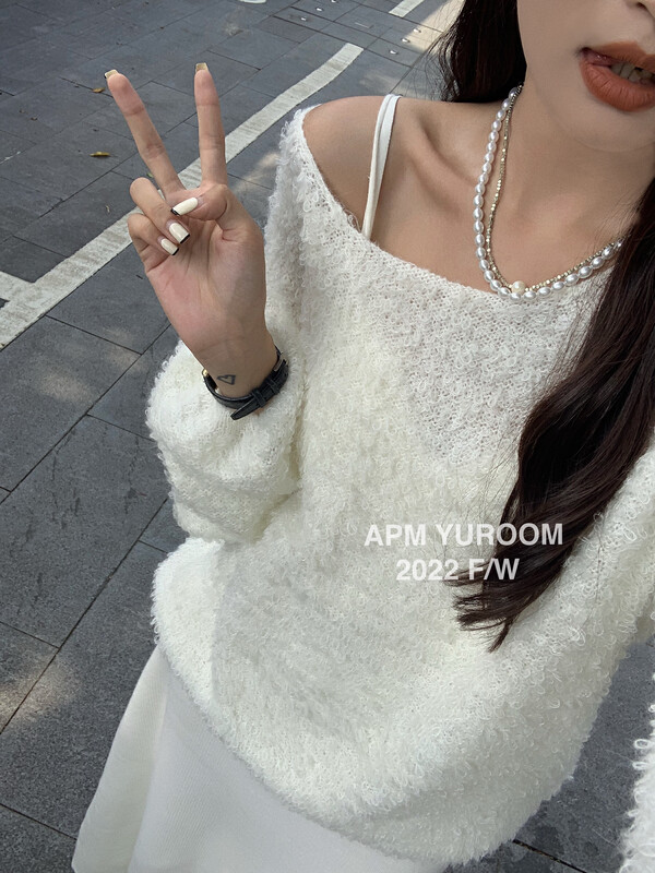 Autumn is new! [APM YUROOM] Temperament pure desire off-the-shoulder warm sweater 6083# LSL