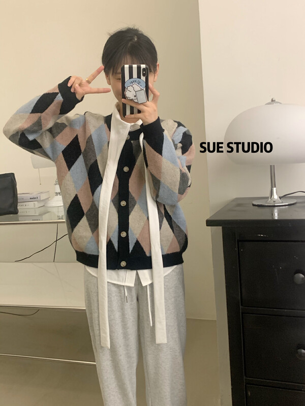 Autumn is new! [SUE STUDIO] diamond-shaped fashion single-breasted warm sweater (tops only) D8605# ZJY
