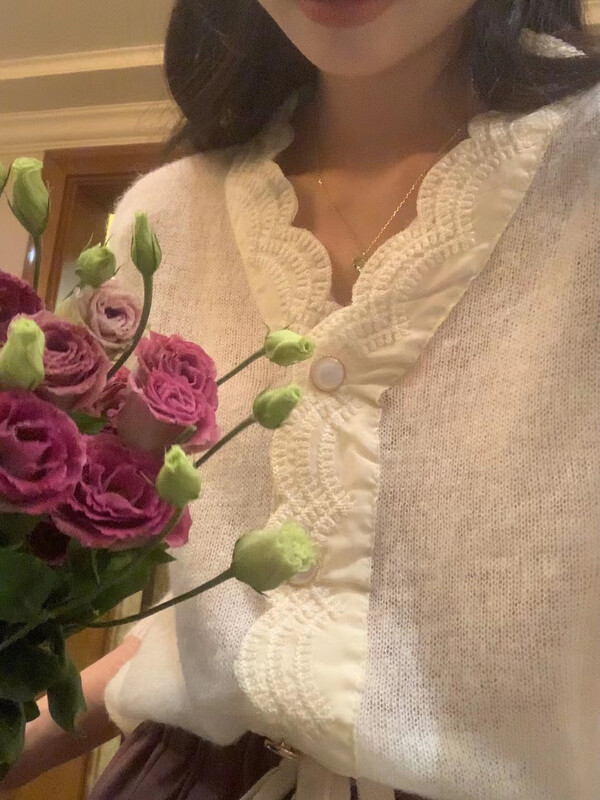 [LOVELY] Temperament V-neck slim and soft knitted cardigan knitted sweater M0660