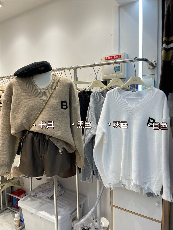 New in autumn! [JULIA] Embroidered letter V-neck warm sweater YS1-2068# PCZ