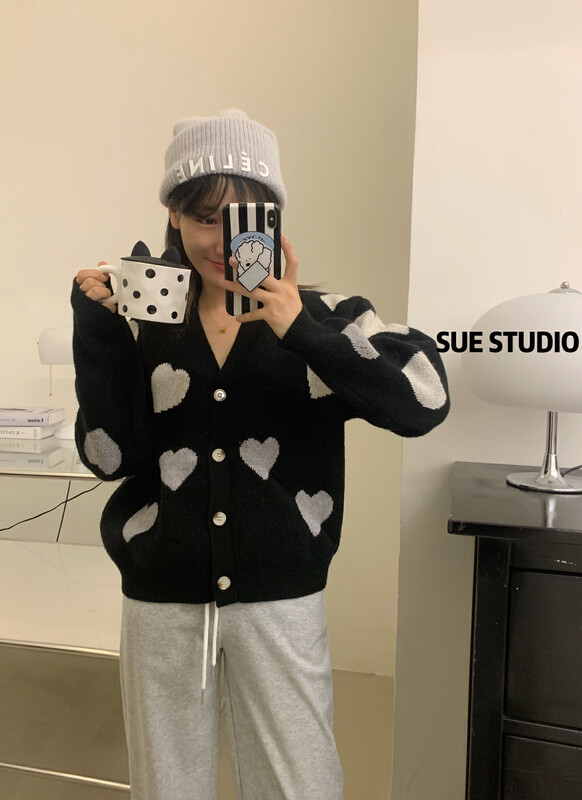 Autumn is new! [SUE STUDIO] Korean version of the contrasting color love breasted warm sweater D8603# ZJY