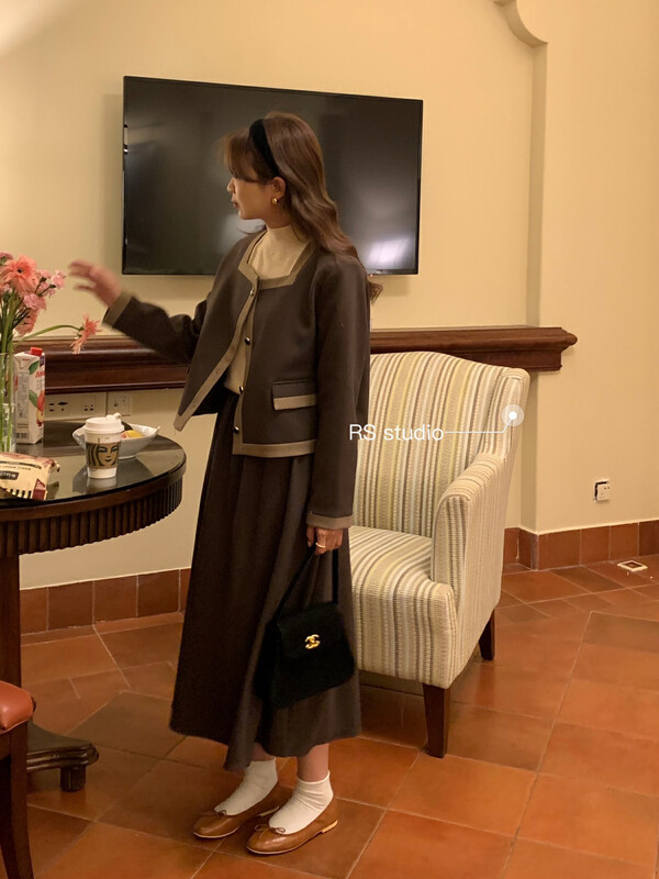 Autumn is new! [RS] Contrast color side square collar Xiaoxiang jacket + high waist pleated skirt suit LL0100# FHX