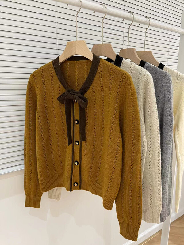 [LOVELY/SHMILY] Contrast color V-neck tie Western-style soft waxy sweater sweater M0853