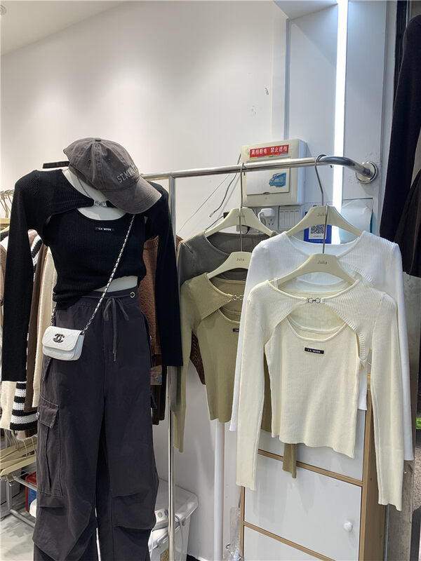 New in autumn! [JULIA] Design button short sweater + labeling camisole suit YS3-2056# PCZ