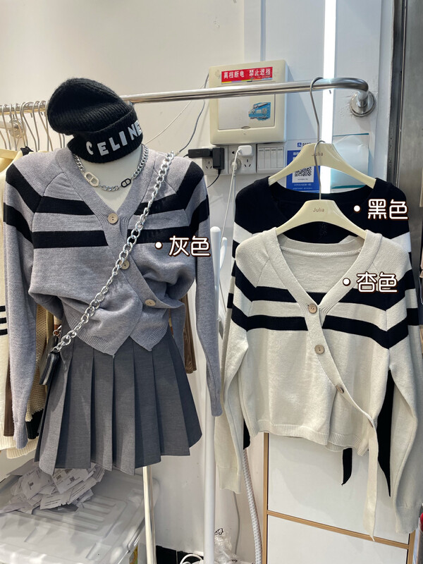 New in autumn! [JULIA] Korean V-neck striped short knitted cardigan YS1-2065# PCZ