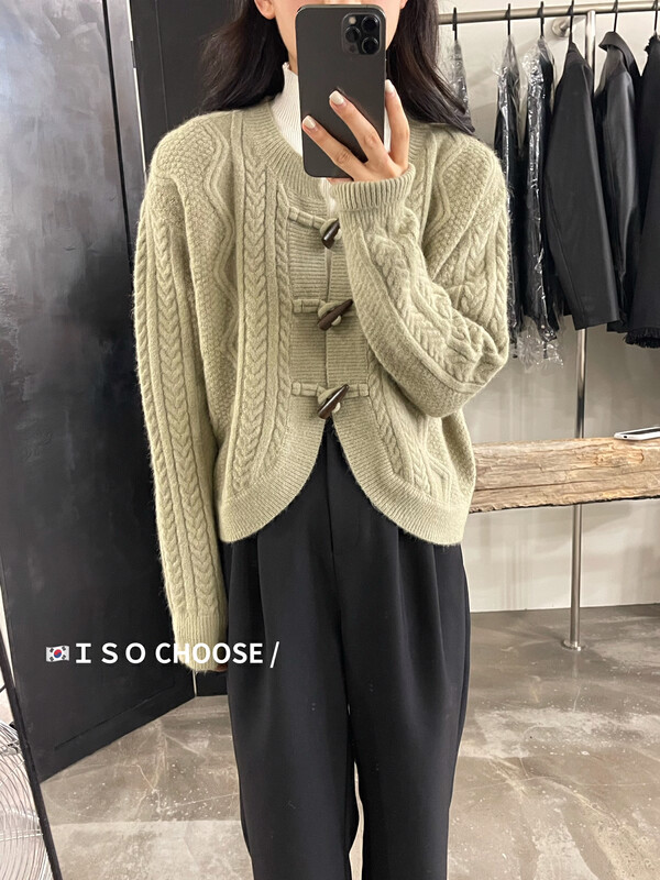 New in autumn! [ISO Korean] Retro horn buckle comfortable all-match warm sweater 30987# HJY