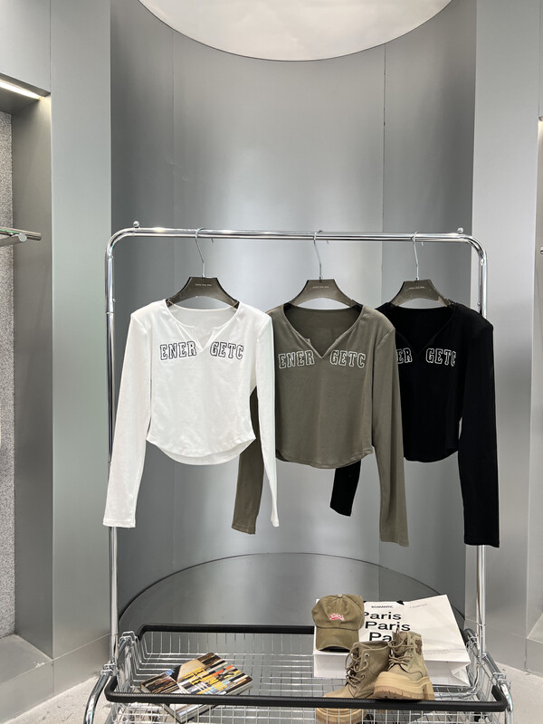 【BOBO1972】Shoulder pads show thin V-neck long-sleeved T-shirt (tops only) 221630